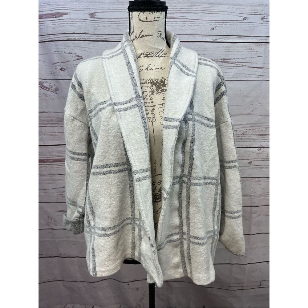 Adrienne Vittadini medium‎ gray and white sweater